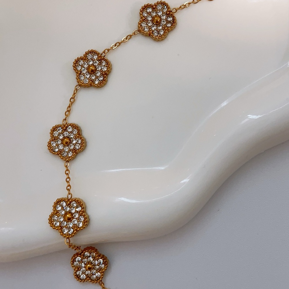 Elegant Gold Zircon Necklace